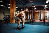 ケトルベルスイングの正しいやり方。筋肉を効果的に鍛えるトレーニング方法とは？