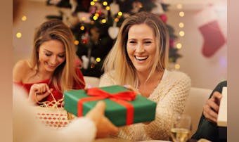 クリスマス女子会のプレゼント交換で喜ばれる人気ギフト12選