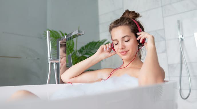 お風呂で音楽を聴く女性