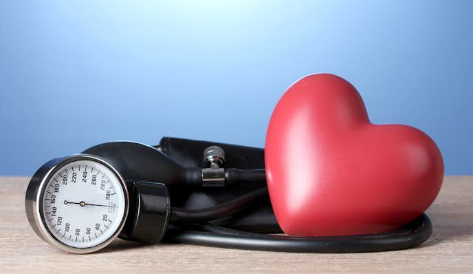 血圧の計測器と心臓を表すハートマーク