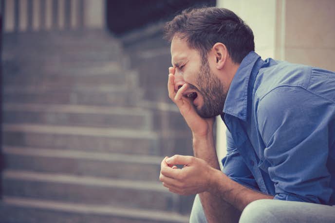彼氏が泣く心理とは？泣いた時の対応方法＆泣き虫彼氏のメリットを解説 | Smartlog