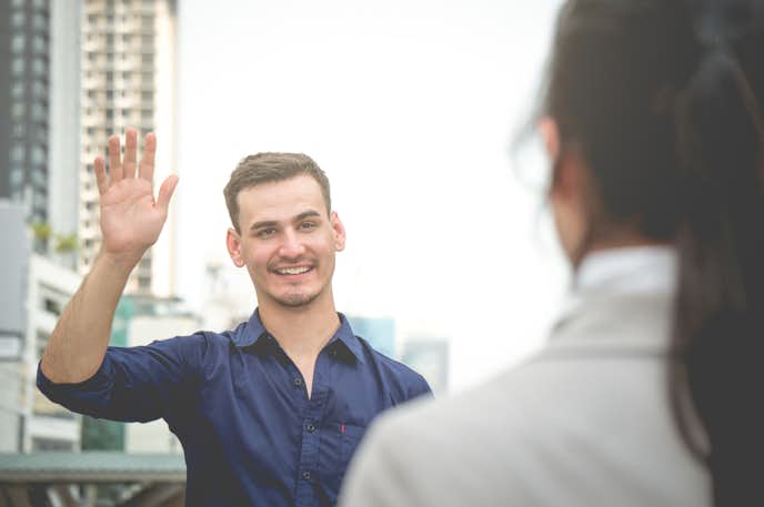 男女が手を振る心理とは 別れ際に手を振る心理 手を振る時の注意点も解説 Smartlog