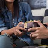 彼氏が喜ぶ財布のクリスマスプレゼント13選。メンズに人気のブランドとは?