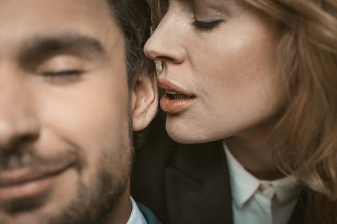 女性から耳キスされた男性を誘惑する方法