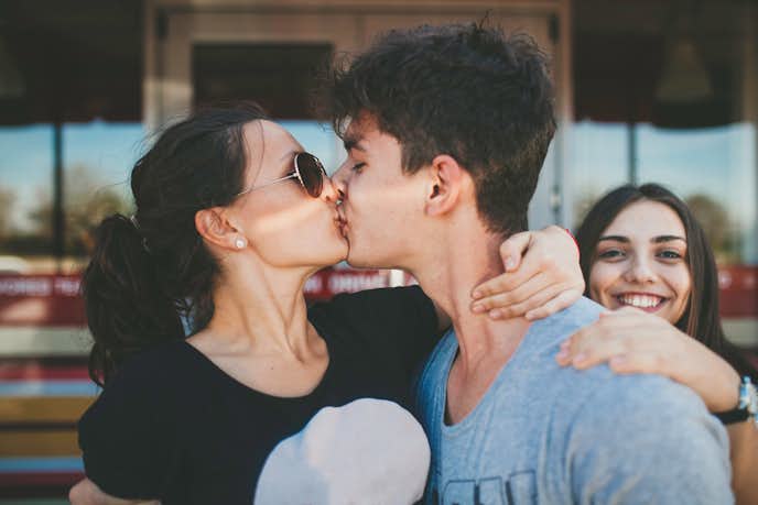 男友達がキスする心理とは 本気と遊びを見分ける方法から対処法まで解説 Smartlog