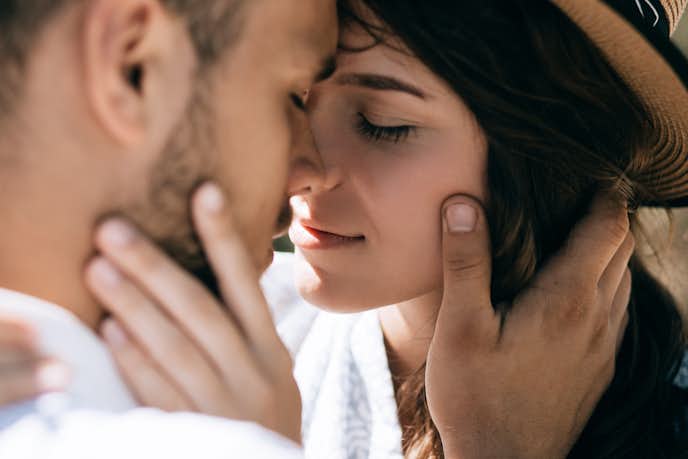 カラオケでキスする男性の心理とは キスのタイミング 賢い対処法を解説 Smartlog