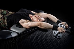女性 大胸筋のダンベルトレーニング 自宅で出来る効果的な筋トレメニューとは Smartlog