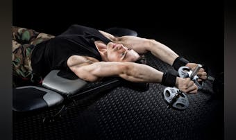 ダンベルプルオーバーの効果的なやり方｜背中&大胸筋を鍛える筋トレメニューとは？