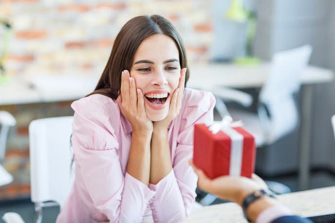 転勤する女性へおすすめの贈り物10選 異動する人に贈る人気ギフトとは Smartlog