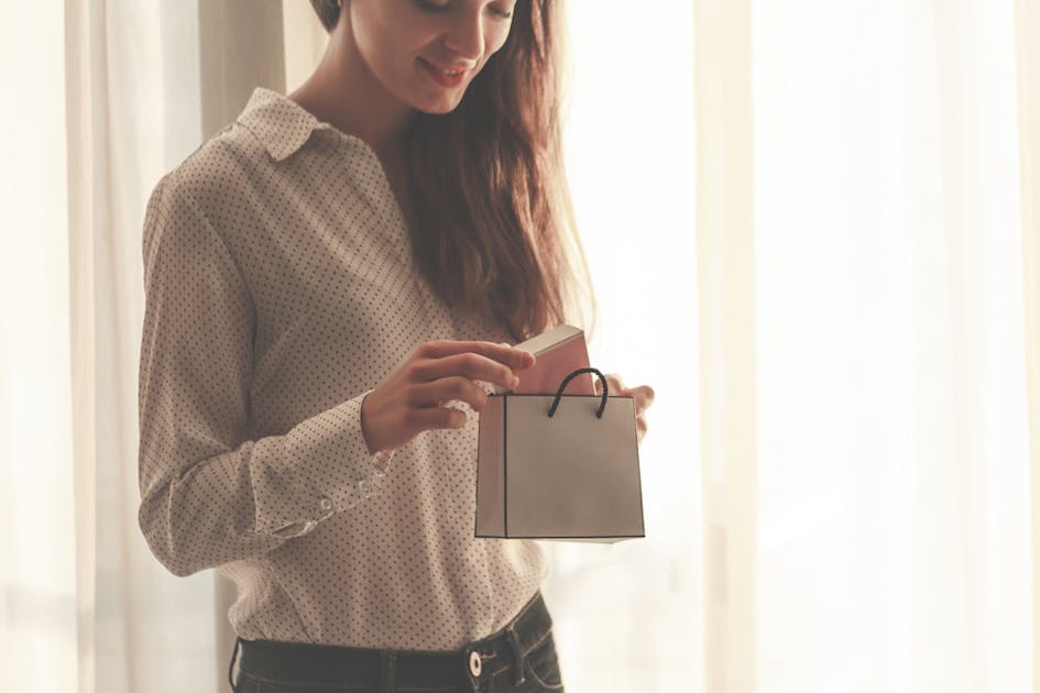 付き合いたての彼女が喜ぶ誕生日プレゼント集 初めての誕プレにおすすめの人気ギフトとは Smartlog