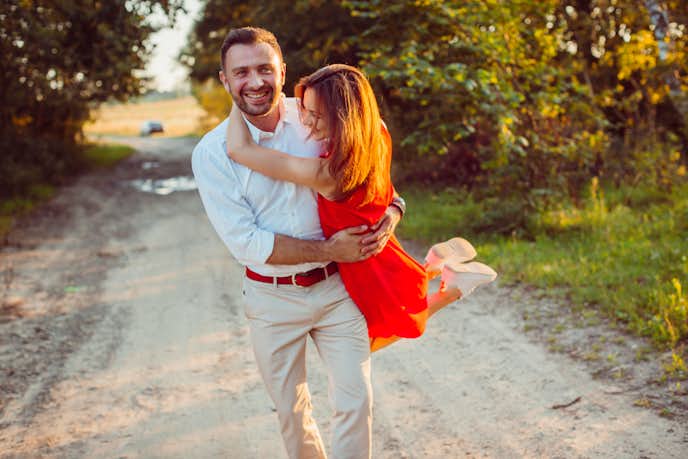 ハグしたい 男性をキュンとさせる抱きしめ方や喜ばれるタイミングも解説します Smartlog