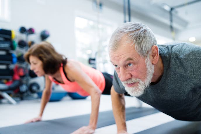 筋トレをして健康的な生活を送る高齢者たち
