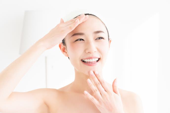 入浴後に顔のマッサージをする女性