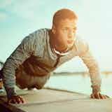 サイドプッシュアップの効果的なやり方。大胸筋内側を鍛える自重トレーニング方法とは?