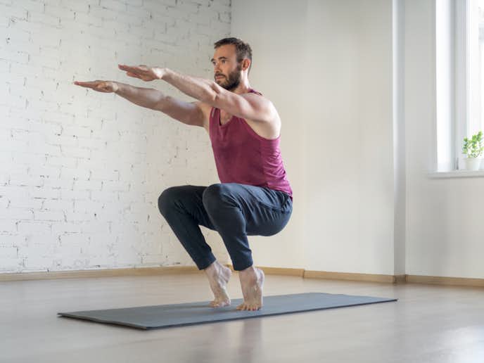 つま先立ちスクワットの効果的なやり方 下半身を鍛える簡単な筋トレ方法を解説 自重トレーニング大全 By Smartlog つま先立ちスクワットの効果的なやり方 下半身を鍛える簡単な筋トレ方法を解説 自重トレーニング大全 By Smartlog