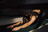 腰痛改善に効果的な寝ながらストレッチ。寝たまま予防できる簡単な柔軟体操とは？