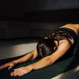 腰痛改善に効果的な寝ながらストレッチ｜寝たまま予防できる簡単な柔軟体操とは？