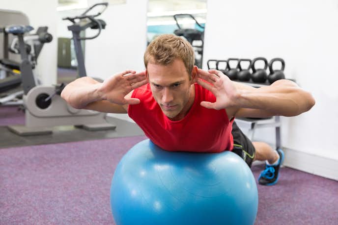 バランスボールで背筋を鍛える方法 背中の引き締めに効果的なトレーニングメニューを解説 Smartlog