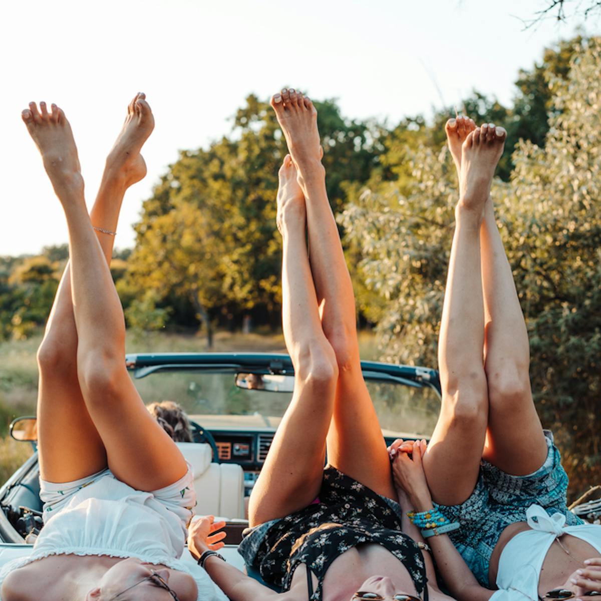 足を伸ばす効果的な方法 自宅で簡単に出来るストレッチ マッサージを解説 Smartlogボディメイク 足を伸ばす効果的な方法 自宅で簡単に出来るストレッチ マッサージを解説 Smartlogボディメイク