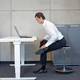 座ってできるストレッチ12選。デスクワーク...