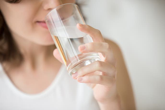 2週間で見た目を変えるために毎日体重の4%の水を飲む
