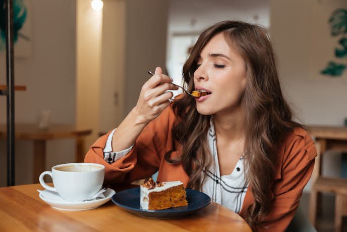 ケーキのカロリーや糖質は ダイエット中でも太りにくい食べ方や痩せるおすすめレシピをご紹介 Smartlog ケーキのカロリーや糖質は ダイエット中でも太りにくい食べ方や痩せるおすすめレシピをご紹介 Smartlog