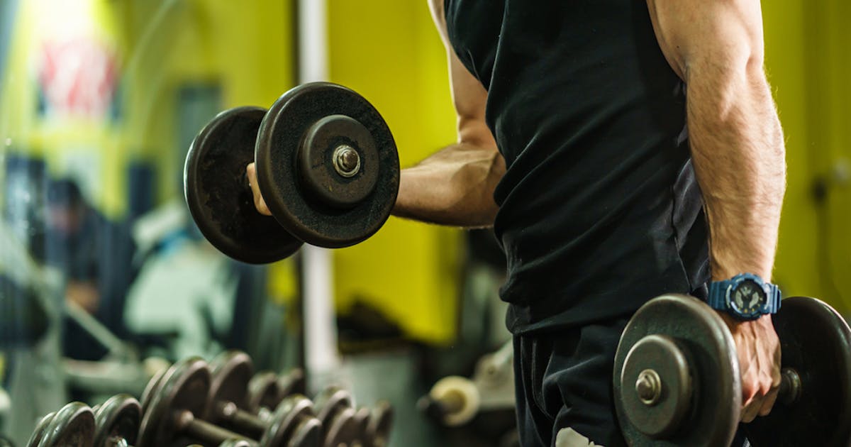 マッチョが筋トレでタンクトップを着るのはなぜ 6つある理由を紹介 Smartlog マッチョが筋トレでタンクトップを着るのはなぜ 6つある理由を紹介 Smartlog