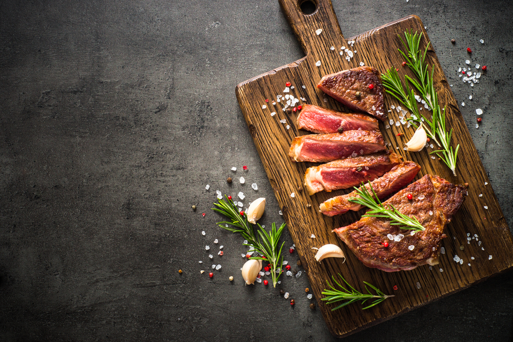 「筋トレ後のステーキ」は実は意味がない？タンパク質摂取のポイントを解説