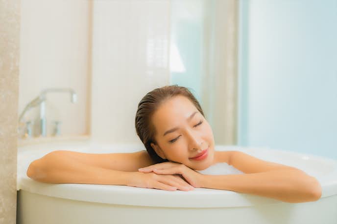 女性の太いふくらはぎを細くする方法7. お風呂に入り、むくみを取る.jpg
