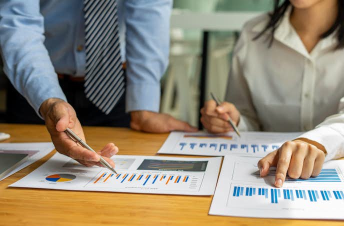 精神年齢が高い人の特徴 精神年齢が低い人との違いや成長する方法とは Smartlog 精神年齢が高い人の特徴 精神年齢が低い人との違いや成長する方法とは Smartlog