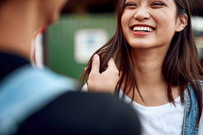 ボディタッチを嫌がらない女子は脈あり 本心を見抜くコツを紹介 Smartlog ボディタッチを嫌がらない女子は脈あり 本心を見抜くコツを紹介 Smartlog