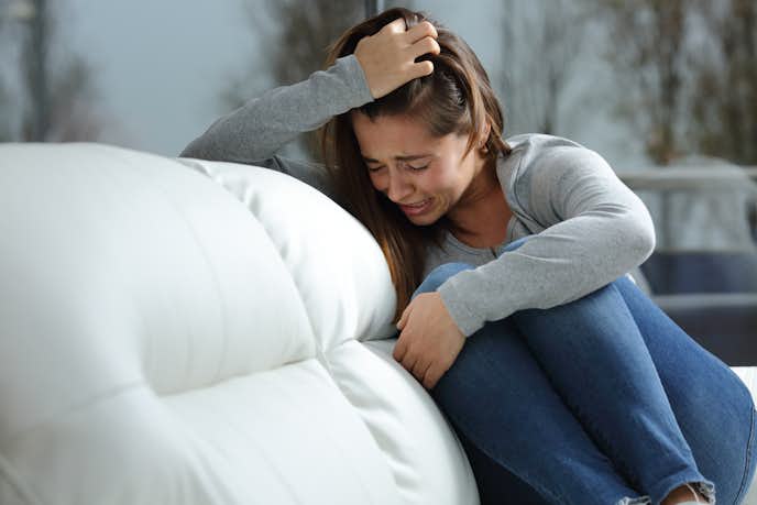 情緒不安定な女性の症状は唐突に泣き出す