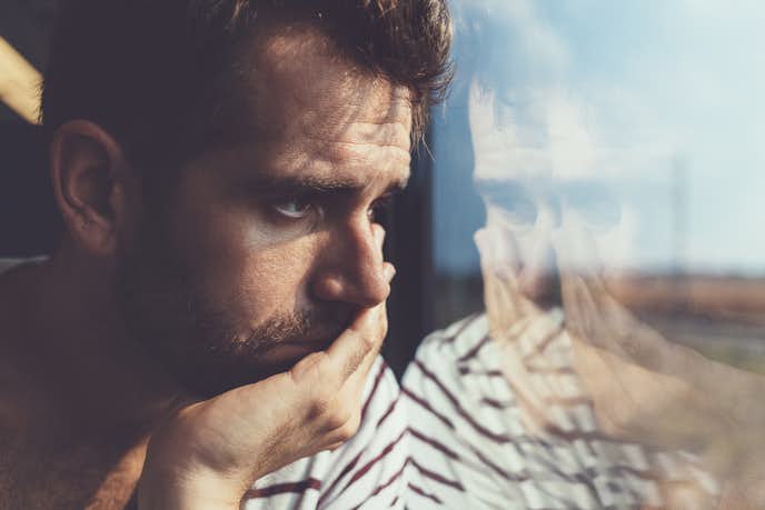 男性が涙を流したときの対処法は築かないふりをする