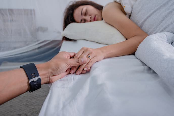 付き合ってない異性が手を繋いで寝る心理は本命か知りたい