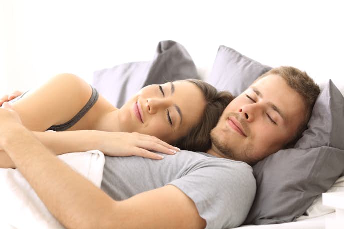 男性と添い寝する時の注意点はいびき対策