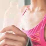 筋トレ中に水分補給は必須!水を飲む重要性と正しい飲み方を解説