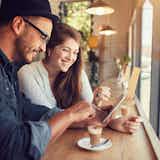 ボディタッチを嫌がらない女子は脈あり?本心を見抜くコツを紹介!