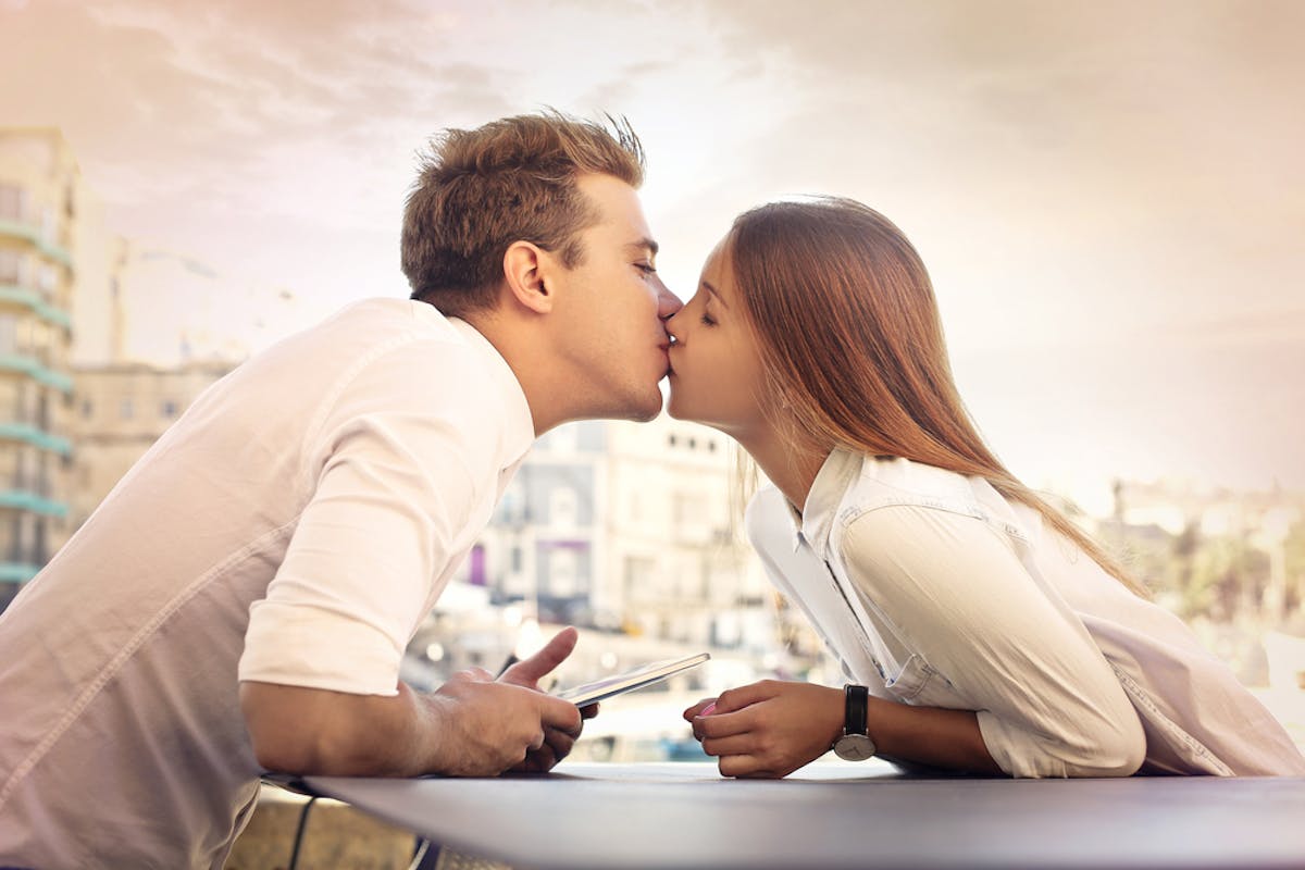 何度もキスをする男性心理とは キスの回数が多い彼の本音を探ろう Smartlog 何度もキスをする男性心理とは キスの回数が多い彼の本音を探ろう Smartlog