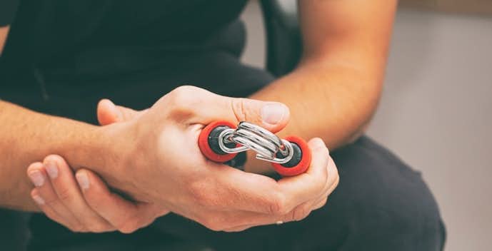 筋トレすると手首が痛い 原因や痛みを解消 予防する方法を解説 Smartlog 筋トレすると手首が痛い 原因や痛みを解消 予防する方法を解説 Smartlog