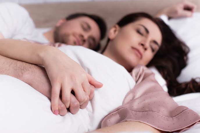 付き合ってない異性と手を繋いで寝る方法は自然に繋ぐ