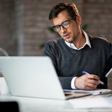 年上男性がおじさんアピールする5つの心理。...