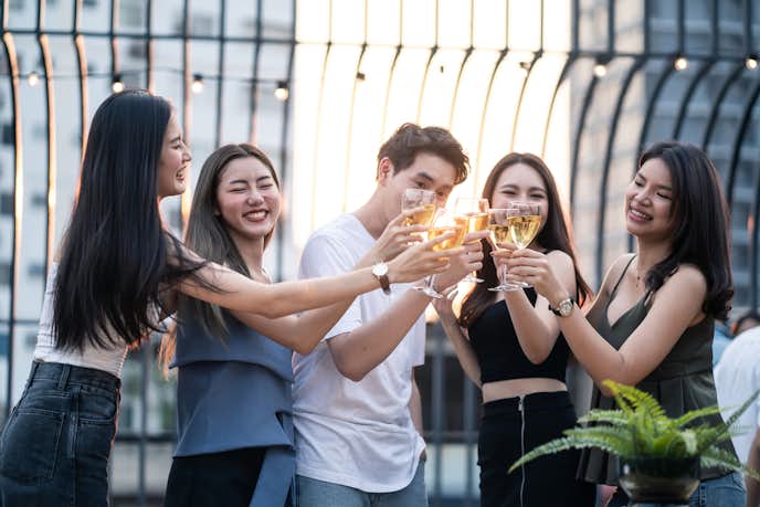 恋をしている男性の特徴は飲み会の時近くに来る