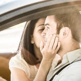 車でのキスが成功する最高のタイミング7つ。...
