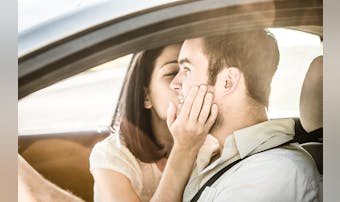 車でのキスが成功する最高のタイミン...