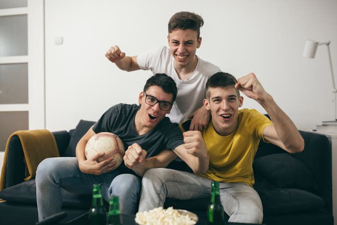 彼女より友達優先な彼氏の7つの心理 愛が冷める前に改善させる対処法とは Smartlog 彼女より友達優先な彼氏の7つの心理 愛が冷める前に改善させる対処法とは Smartlog