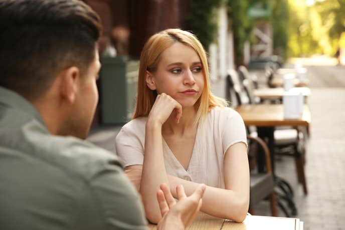 あからさまに避ける女性の6つの心理 避けられた時に男がすべき対処法とは Smartlog あからさまに避ける女性の6つの心理 避けられた時に男がすべき対処法とは Smartlog
