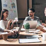 職場男性が本当に好きな人にとる態度9つ。本命女性に見せる脈あり行動とは?