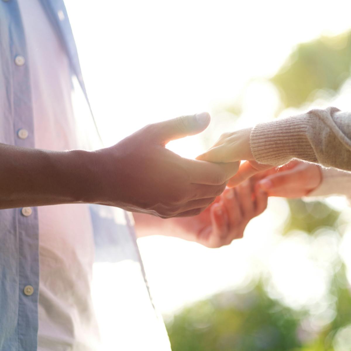 手を繋ぎたがる彼氏の5つの心理 手を繋ぐ時の 可愛い反応の仕方 を大公開 Smartlog 手を繋ぎたがる彼氏の5つの心理 手を繋ぐ時の 可愛い反応の仕方 を大公開 Smartlog