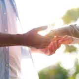 手を繋ぎたがる彼氏の5つの心理。手を繋ぐ時の“可愛い反応の仕方”を大公開