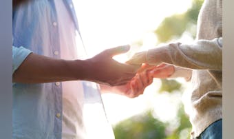 手を繋ぎたがる彼氏の5つの心理｜手を繋ぐ時の“可愛い反応の仕方”を大公開